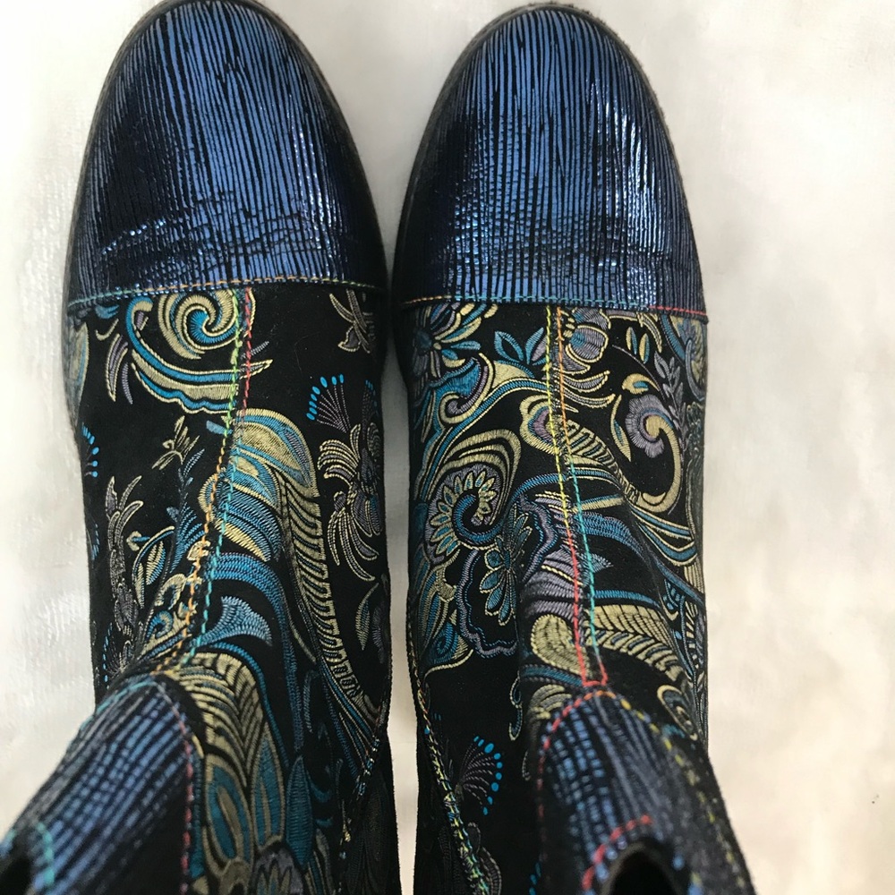 Blue and Gold Heeled Boots with Intricate Pattern - Picture 5 of 15